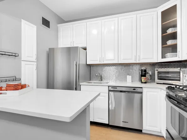 360 East 72nd Street image 3 of 5