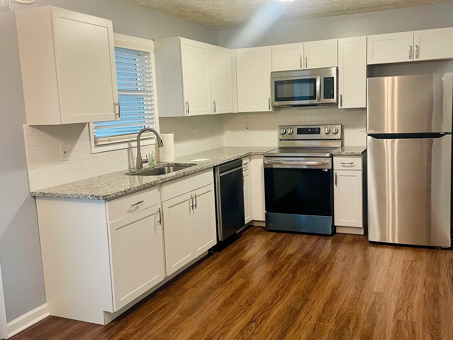 3 bed, 1054 sqft, $2,090 — Photo 4