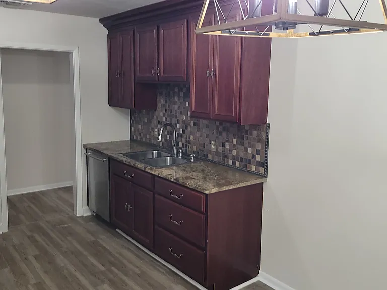 833 Elizabeth St — Photo 10