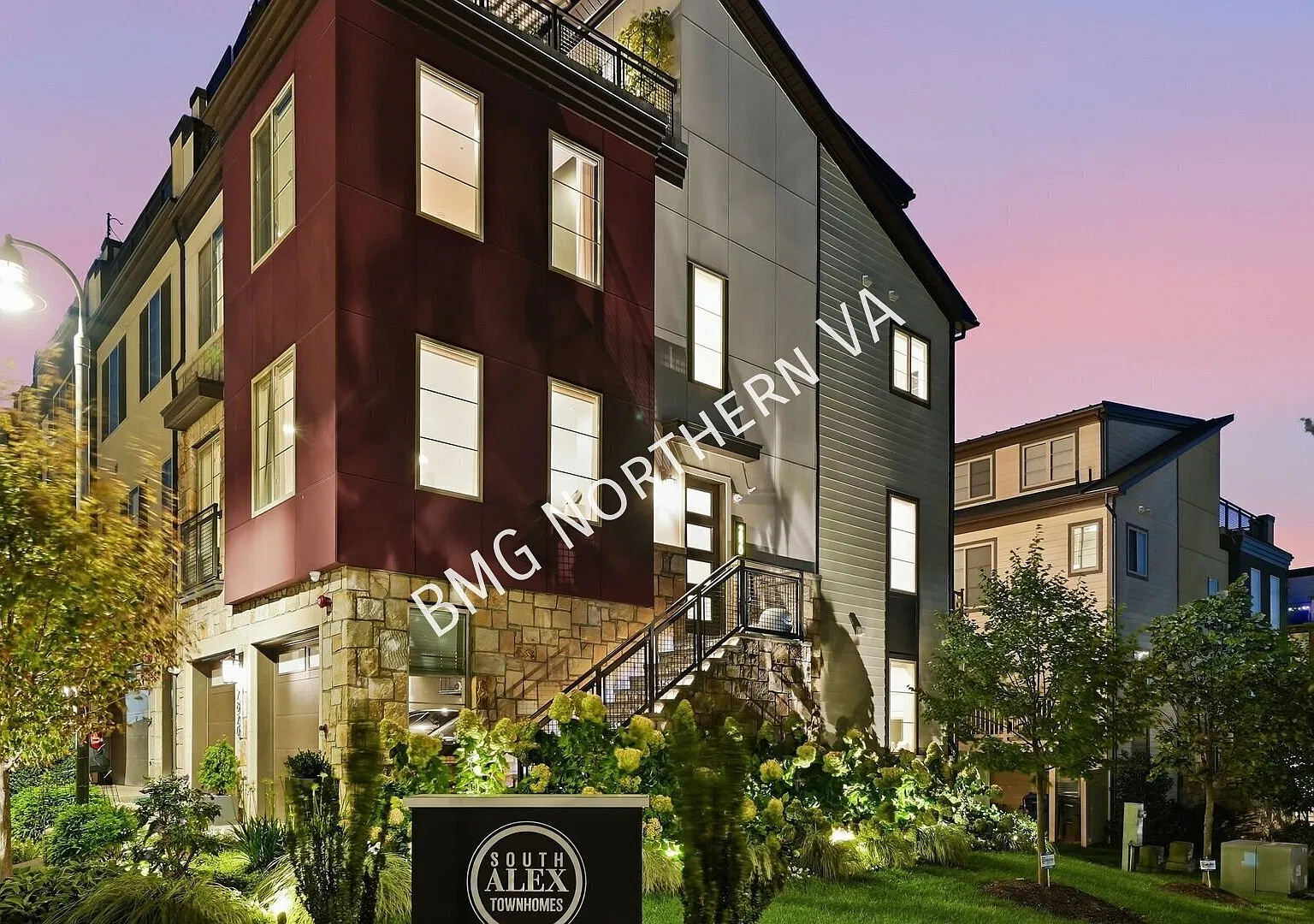 Designer End-Unit Townhome with Private Rooftop Terrace Parking for Four — Photo 1
