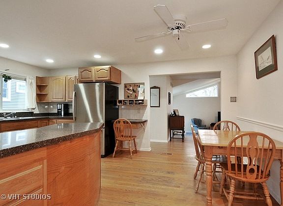 5th image of 430 E Illinois St