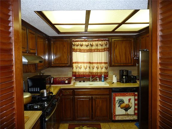 KITCHEN OPENS UP INTO DINNING AREA