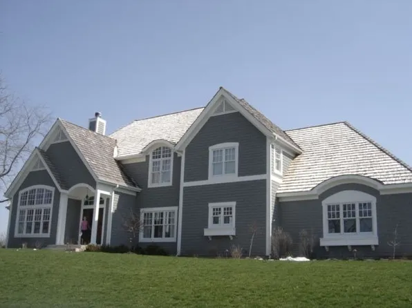 1305 Saratoga Ln, Lake Geneva, WI 53147