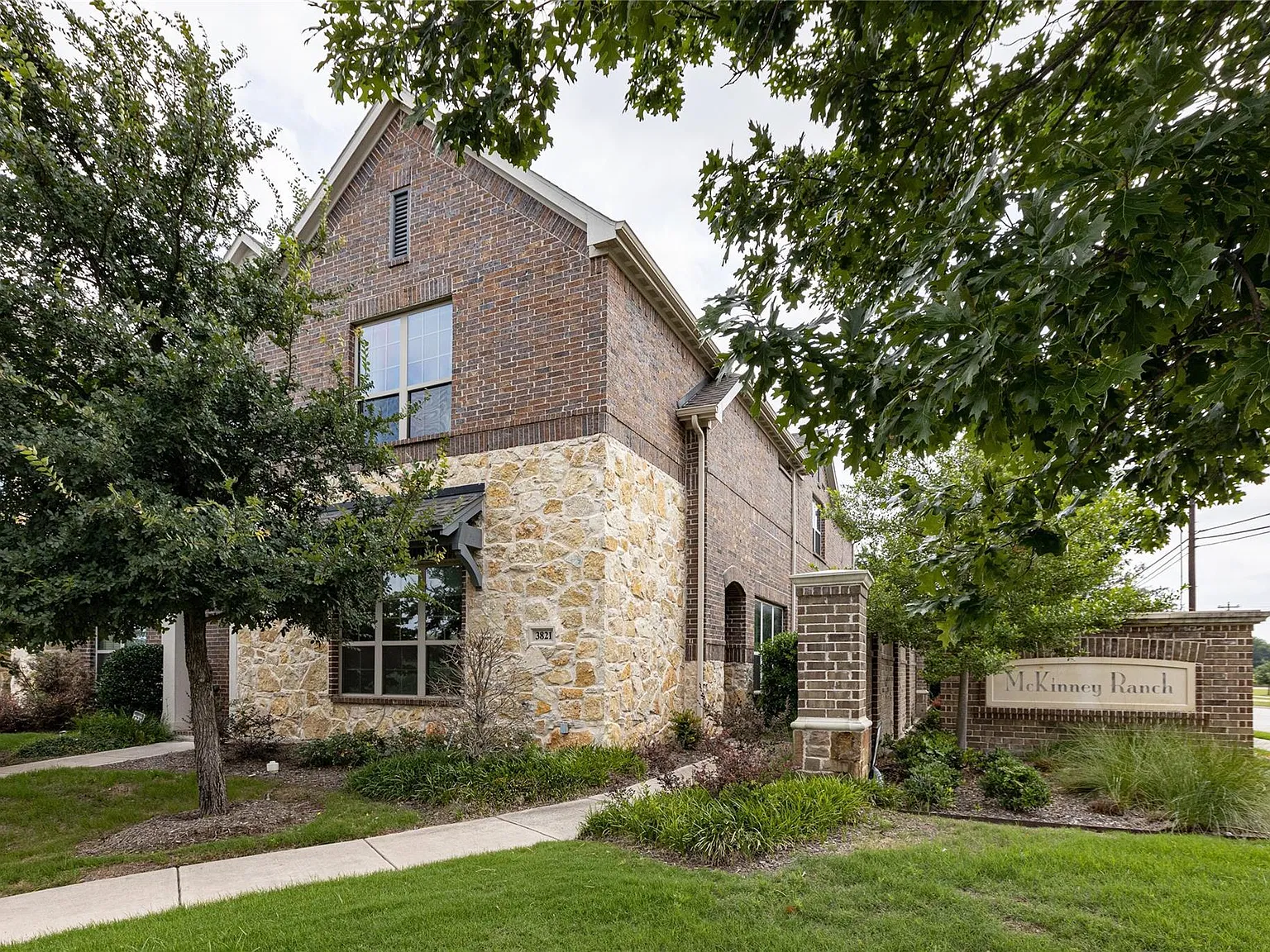 3 bed, 2.5 bath, 1983 sqft, $2,700 — Photo 1