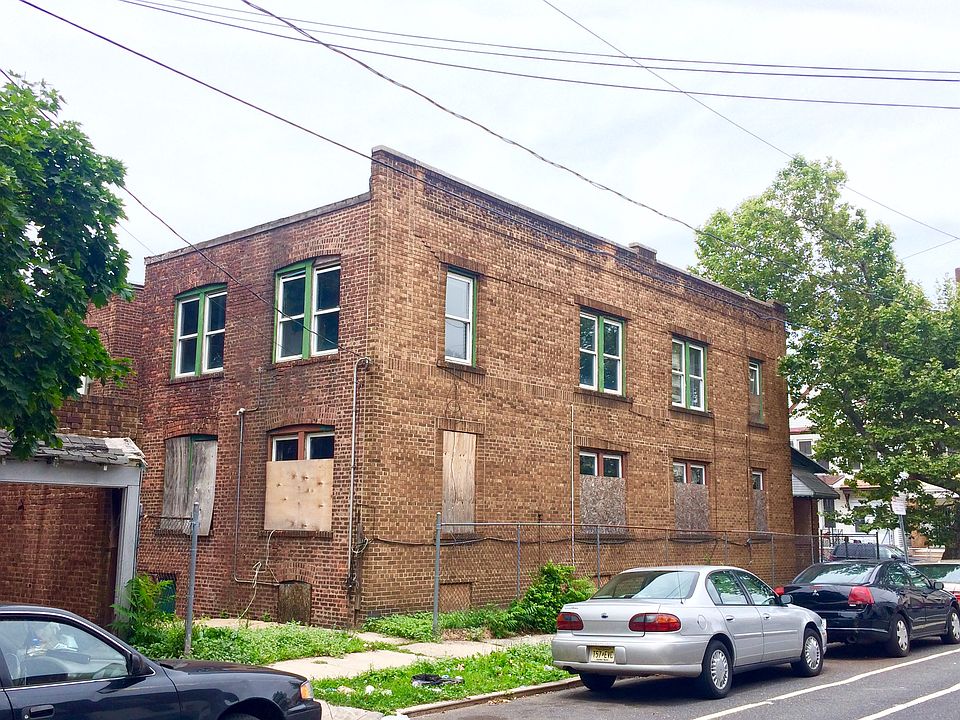 2nd image of 137 Van Nostrand Ave