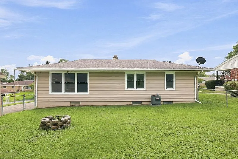 3 bed, 1.0 bath, $1,575 — Photo 3