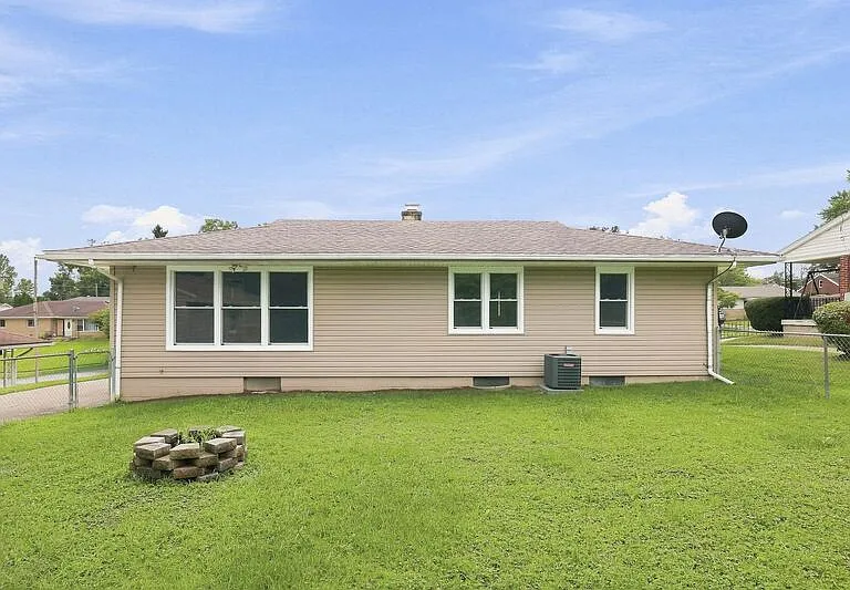 248 Canterbury Dr — Photo 3