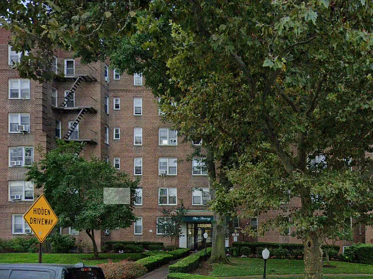 135-10 Grand Central Pkwy #221 — Photo 1