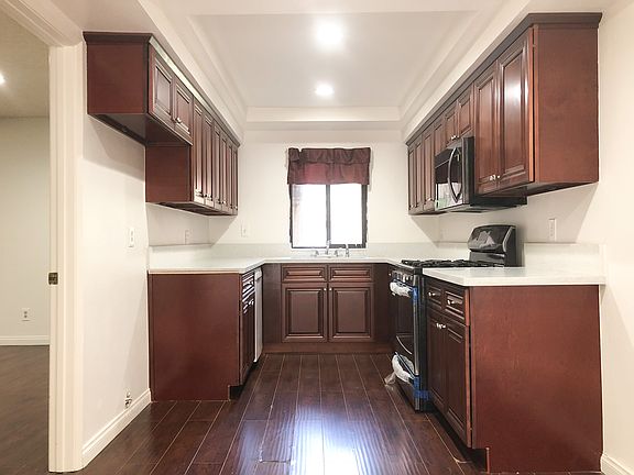 3rd image of 49 Northwoods Ln