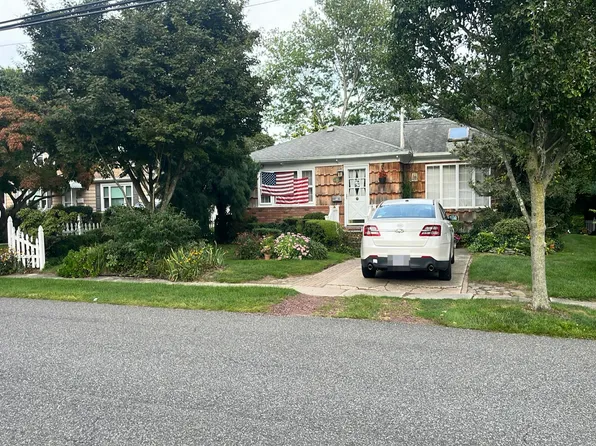 355 Fairview Ave, Bayport, NY 11705