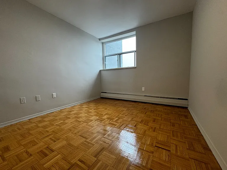 1219 Dundas St W — Photo 28