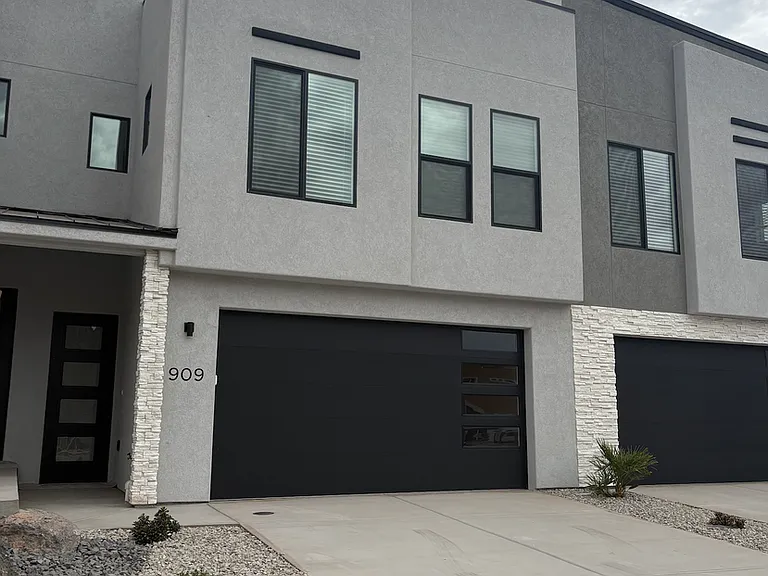 909 S Willow Dr — Photo 1