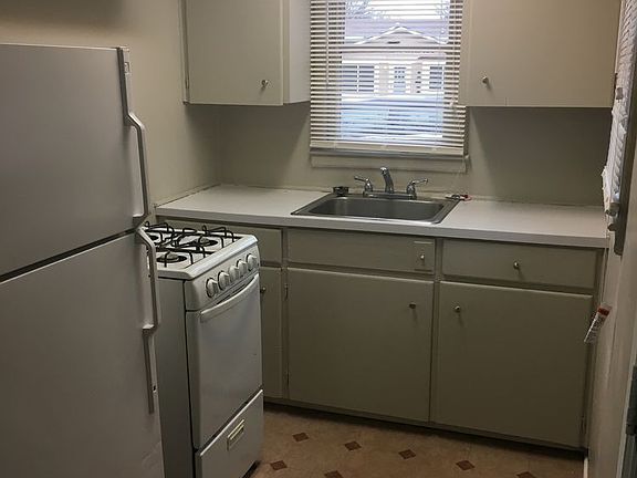 3rd image of 4137 Parkway