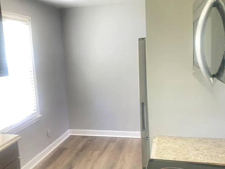 2559 Hamilton Ave — Photo 4