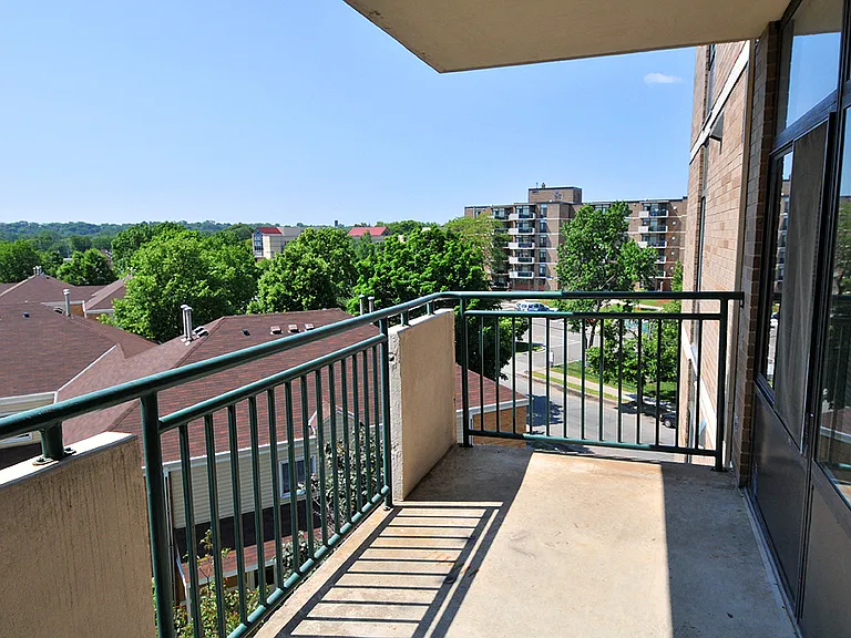 Park Plaza Apartments Minneapolis Balcony