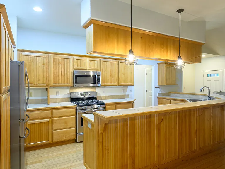 1631 NW Hickory Pl — Photo 8