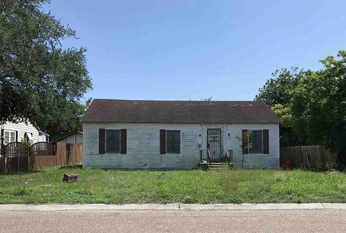 1st image of 118 W Avenue G