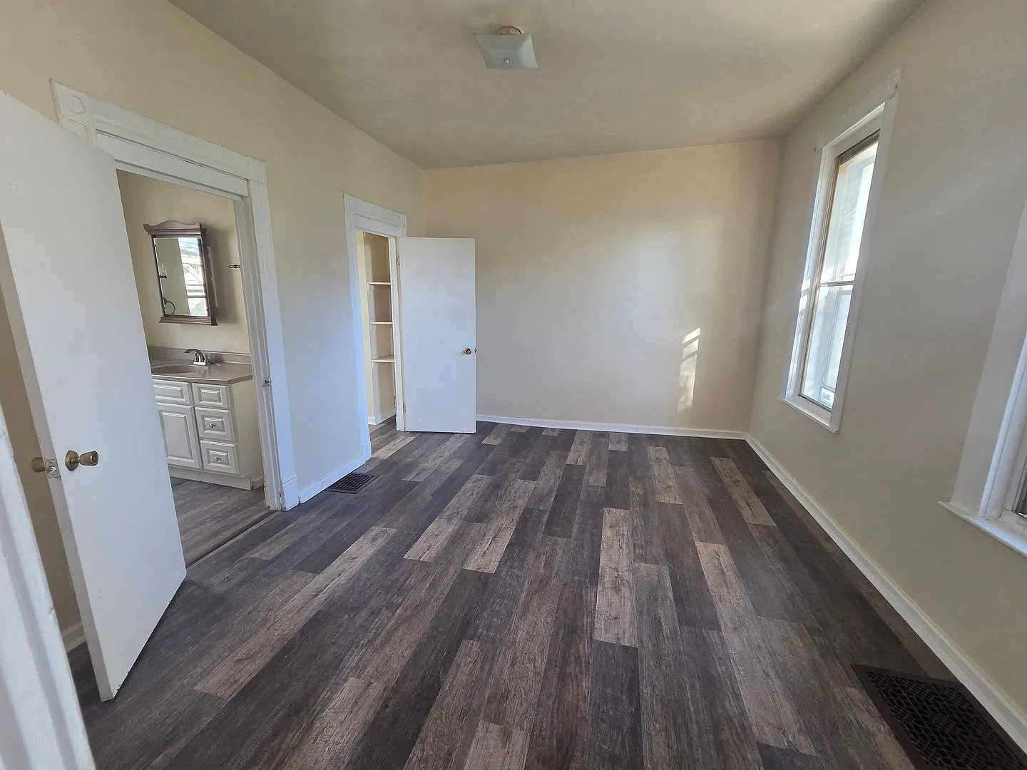Lower 1 bed west side — Photo 3