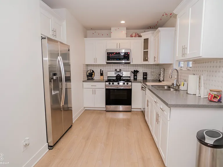 427 N Heliotrope Dr #200 — Photo 18