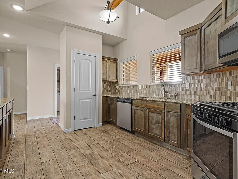 618 Rafael Marmolejo St — Photo 11