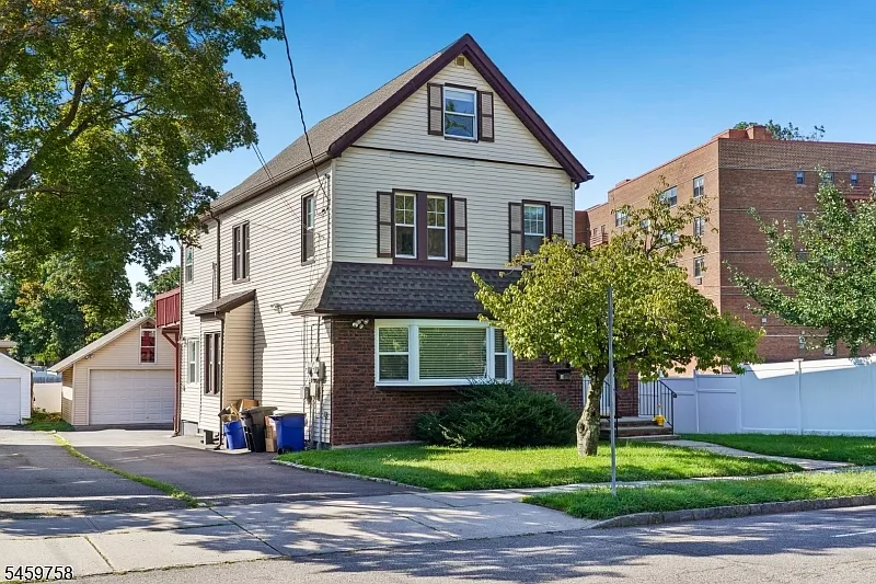 3 bed, 1.0 bath, $2,650 — Photo 2