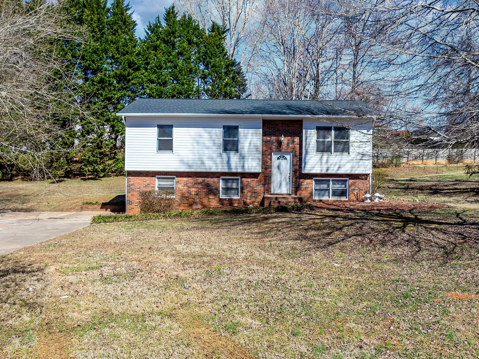 4 bed, 993 sqft, $1,950 — Photo 2