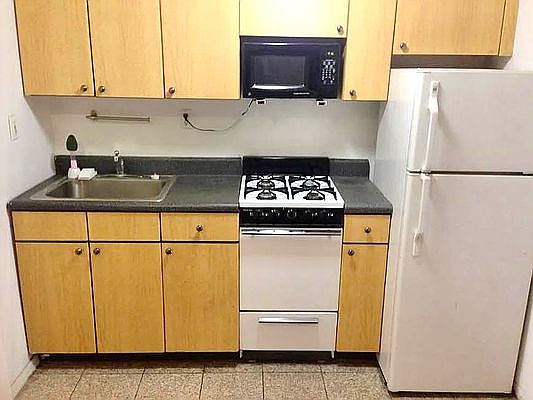 3rd image of 538 W 50th St APT 4E