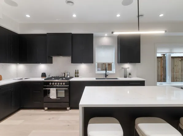 2539 Grant St #2, Vancouver, BC V5K 3G4
