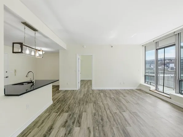 4815 11th St APT 4D, Long Island City, NY 11101