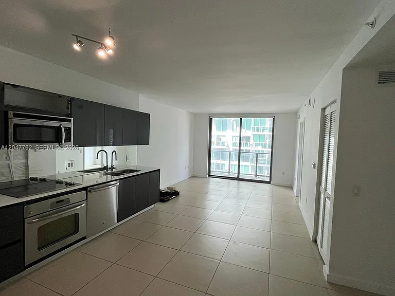 31 SE 6th St #1004 — Photo 1