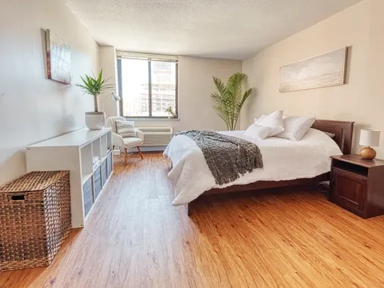 Del Coronado Apartments — Photo 5