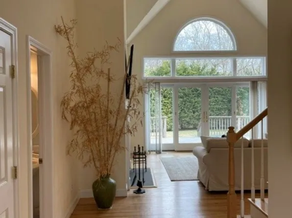 https://photos.zillowstatic.com/fp/b761a195baf7e1526cf4cf0e8ece72a0-p_e.webp