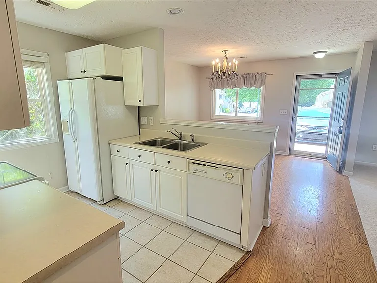 123 Perkins Pl — Photo 2