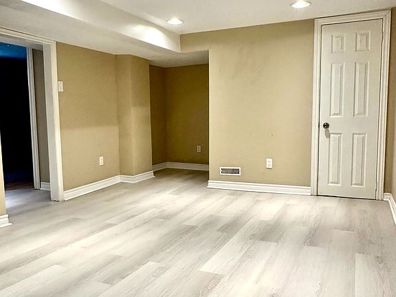 3rd image of 678 Oxford St E