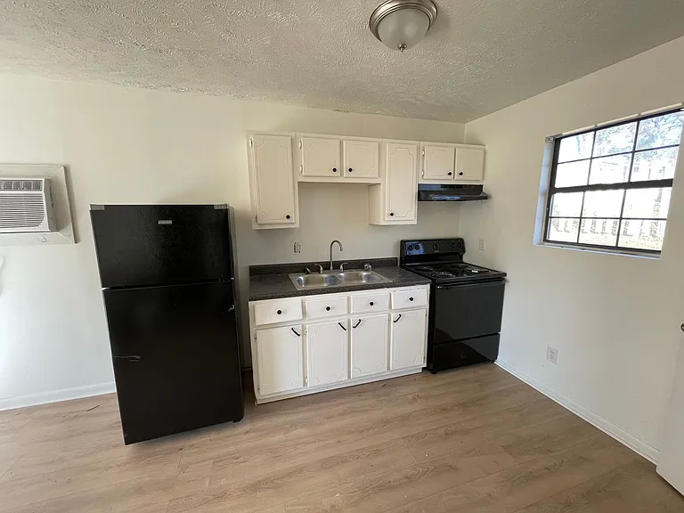 Golden Maple Apartments — Photo 9