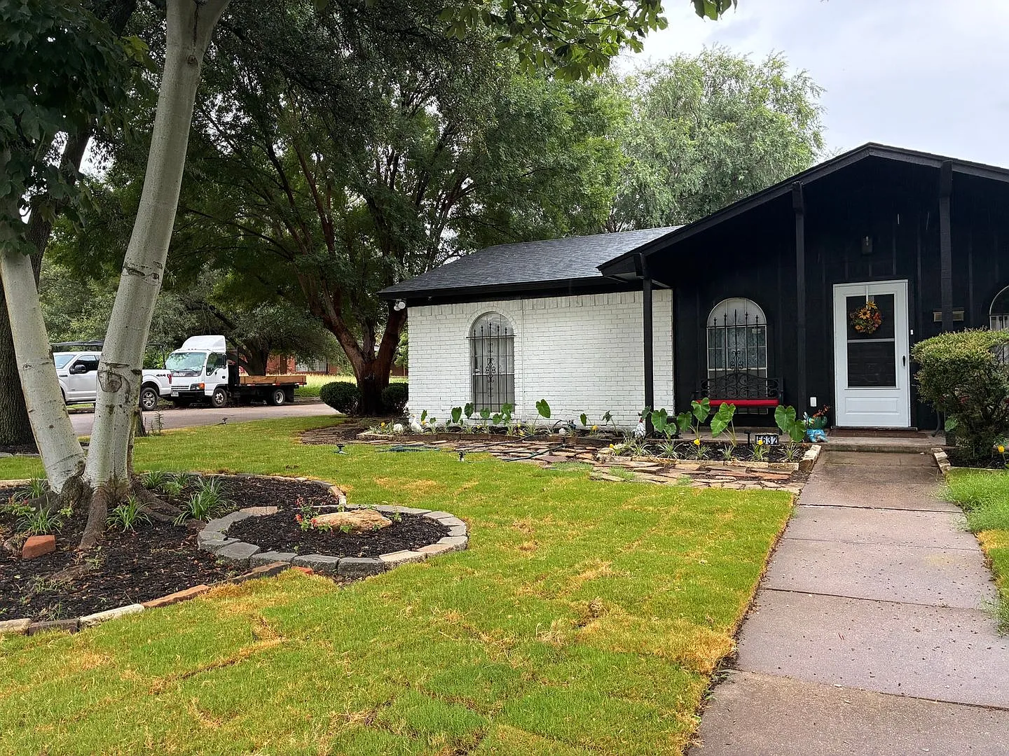 Beautifully Updated 4-BR Fort Worth Home Smart Locks, Garage, Sprinklers & Extra Space! — Photo 2