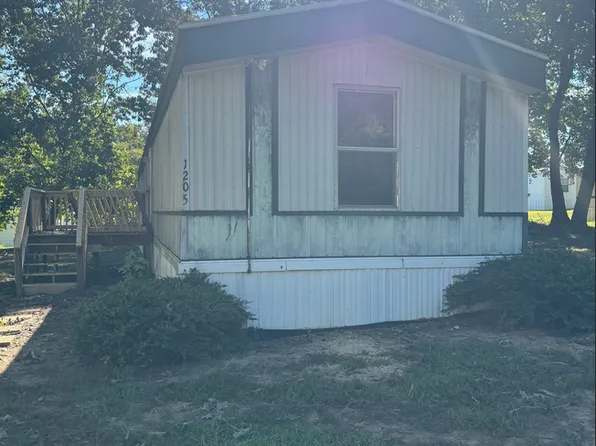 1205 Southport St, Siler City, NC 27344