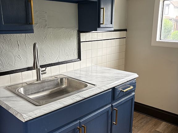 4th image of 467 Fargo Ave #1