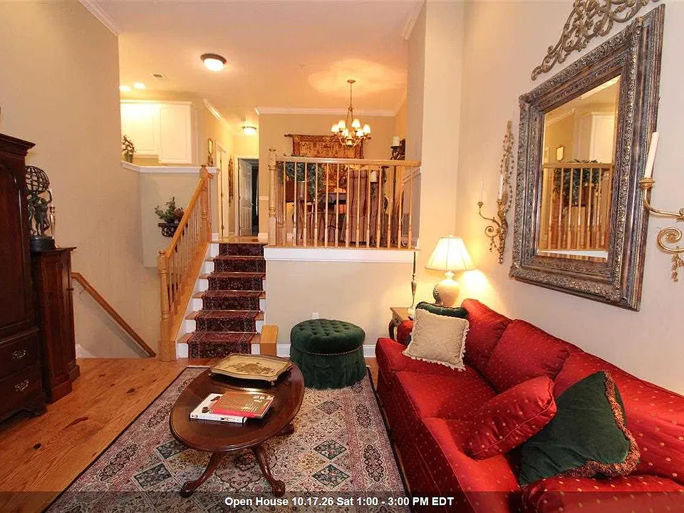 291 Roslyn Ct
