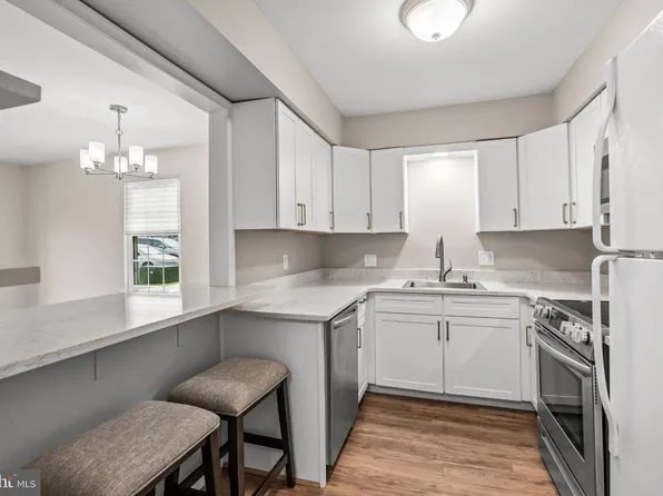 42 Bridgewater Dr, Marlton, NJ 08053