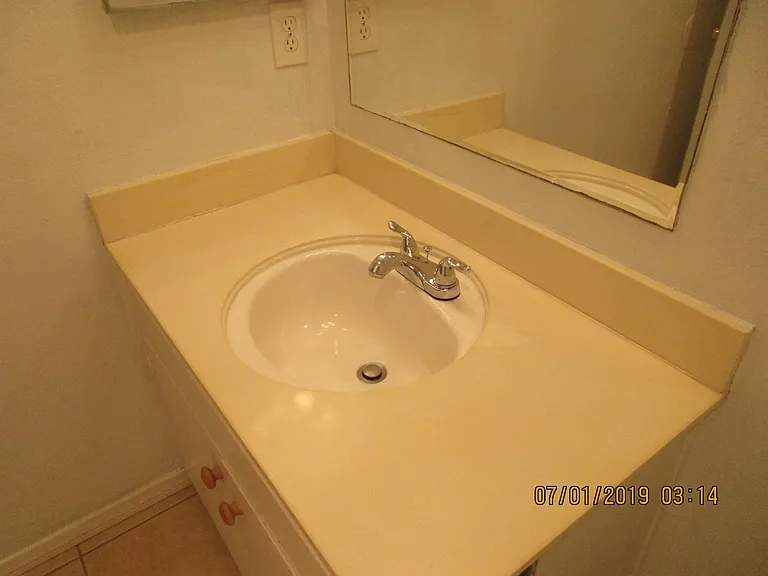 Mesa Manor Apartments — Photo 11
