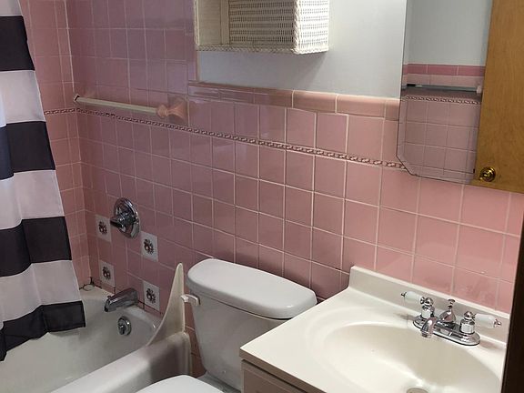 Cozy Retro-style bath with tub/shower