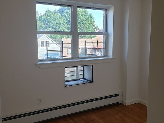 5th image of 25-20 Crescent St #E