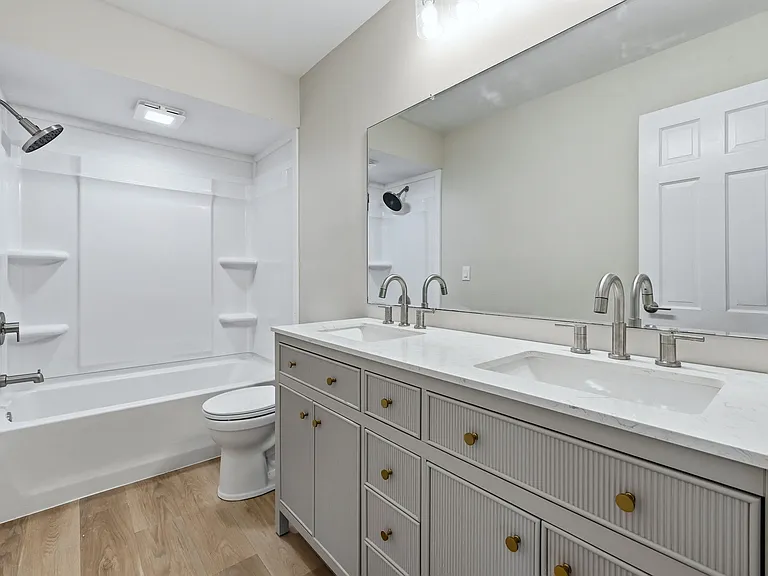 Shared Bathroom
Second Floor