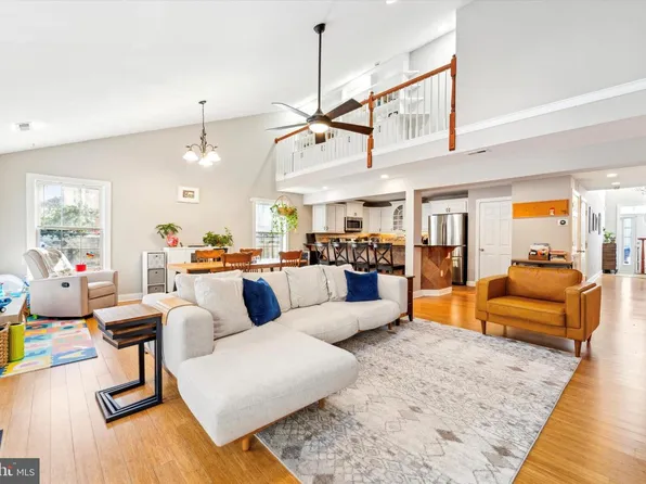 3913 Terrace St #A, Philadelphia, PA 19128