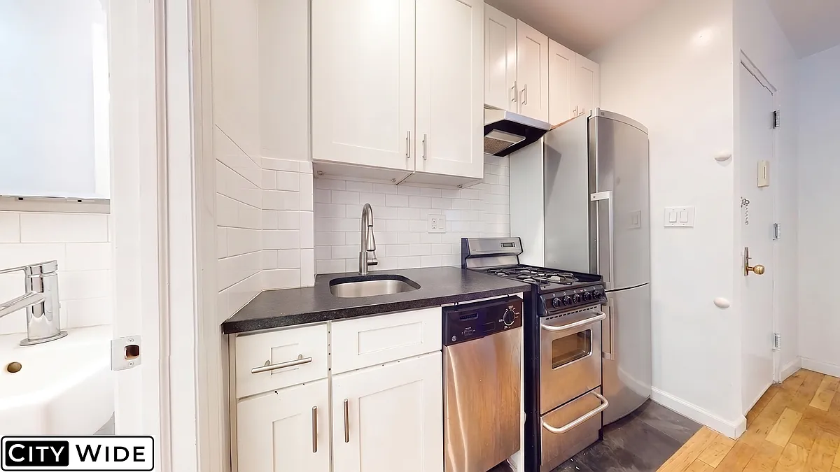 Building Photo - 429 E 73rd St #5RW