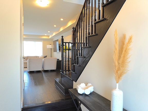 2nd image of 3833 Tufgar Cres