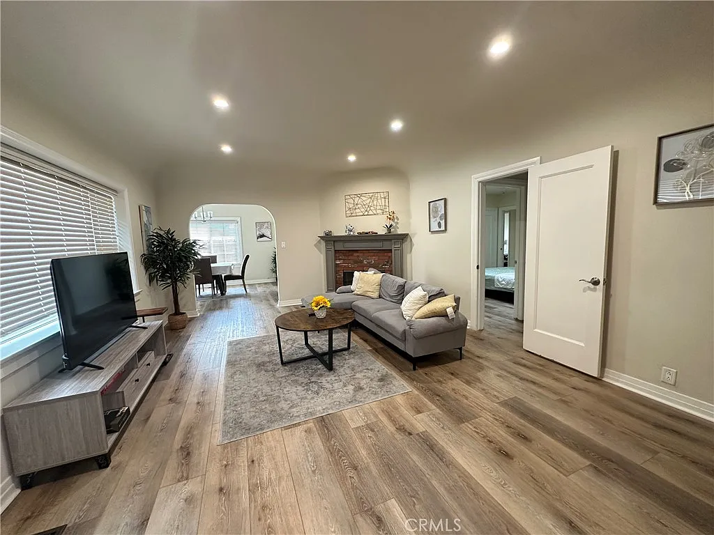 3 bed, 1615 sqft, $5,600 — Photo 3