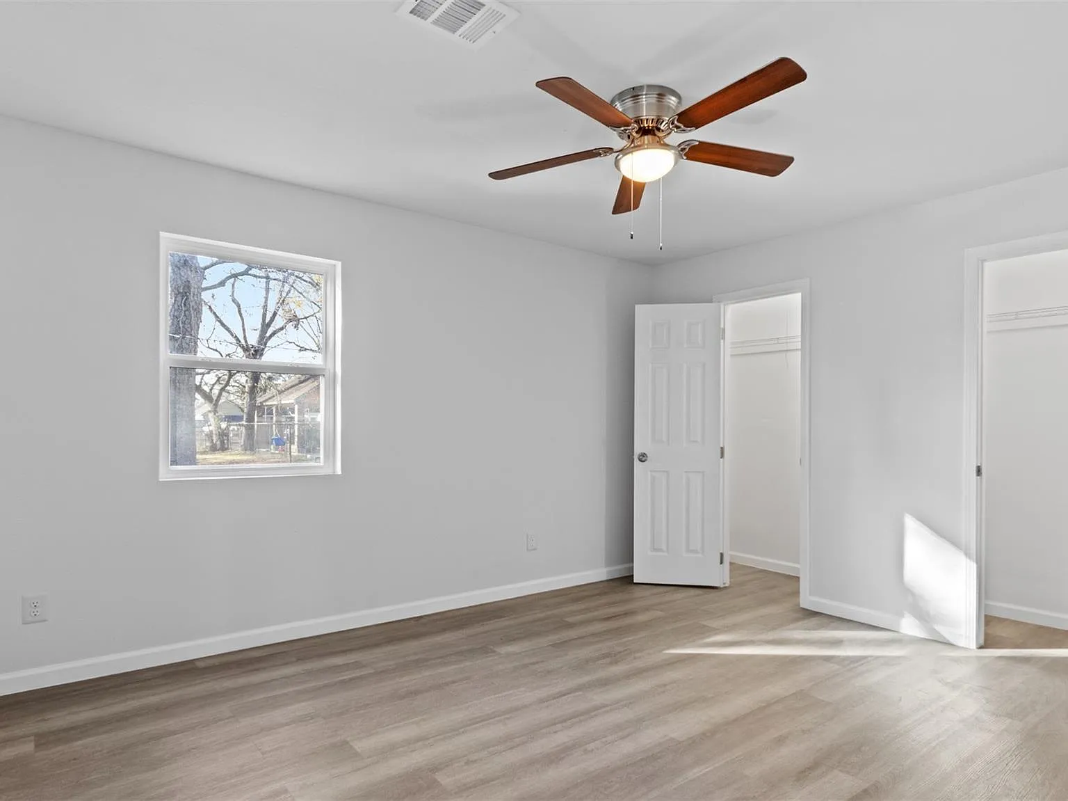 3 bed, 1.0 bath, 1080 sqft, $1,400 — Photo 2