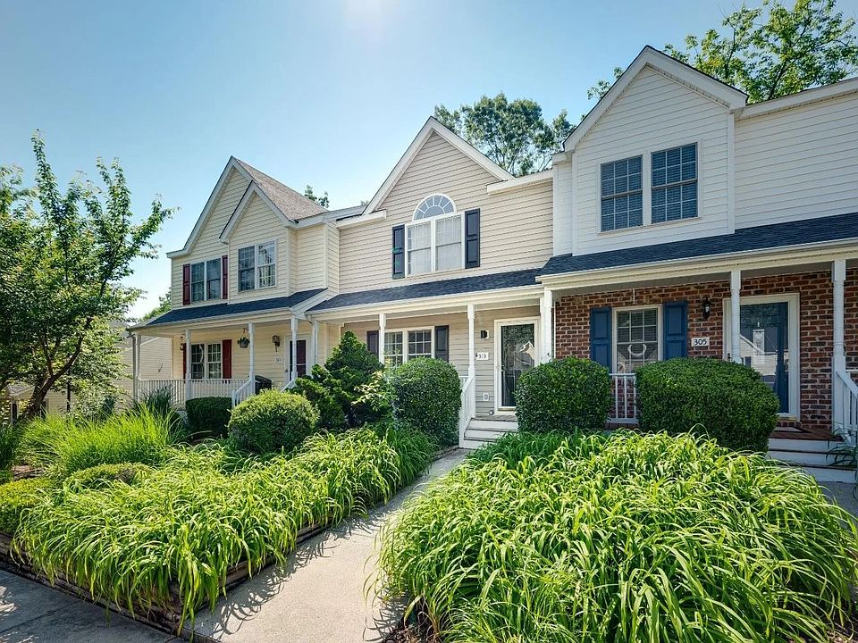 2nd image of 303 Barrington Way #303